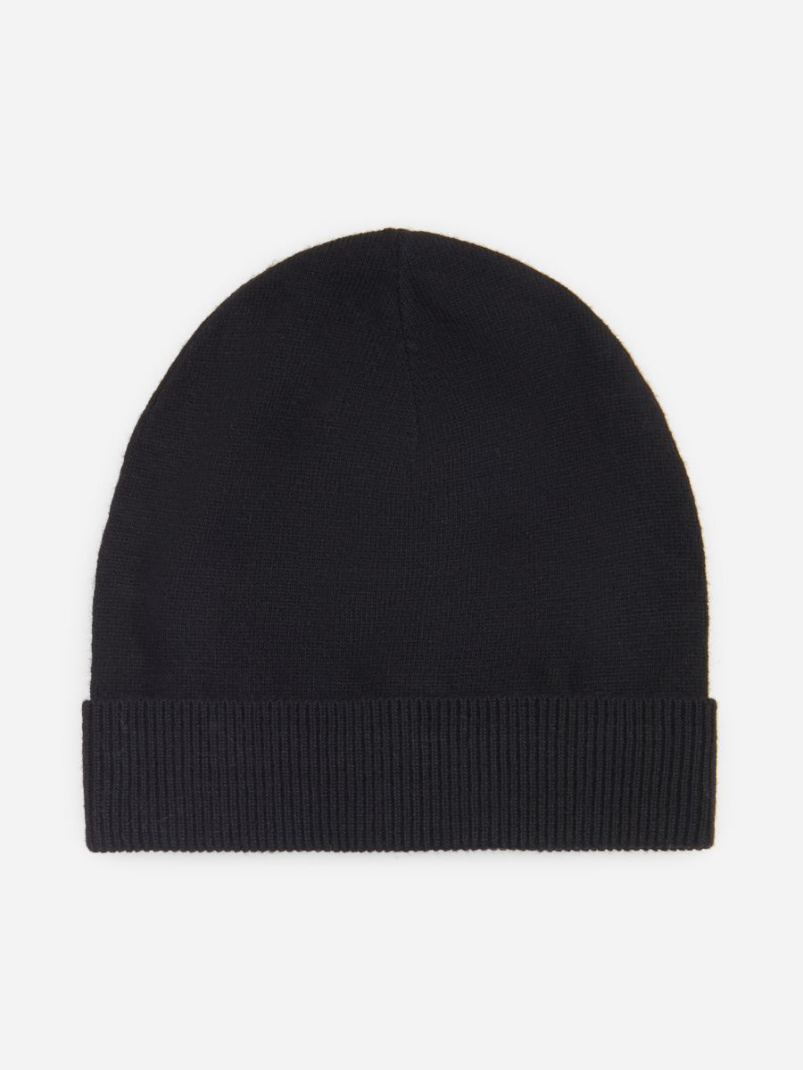 black fitted beanie